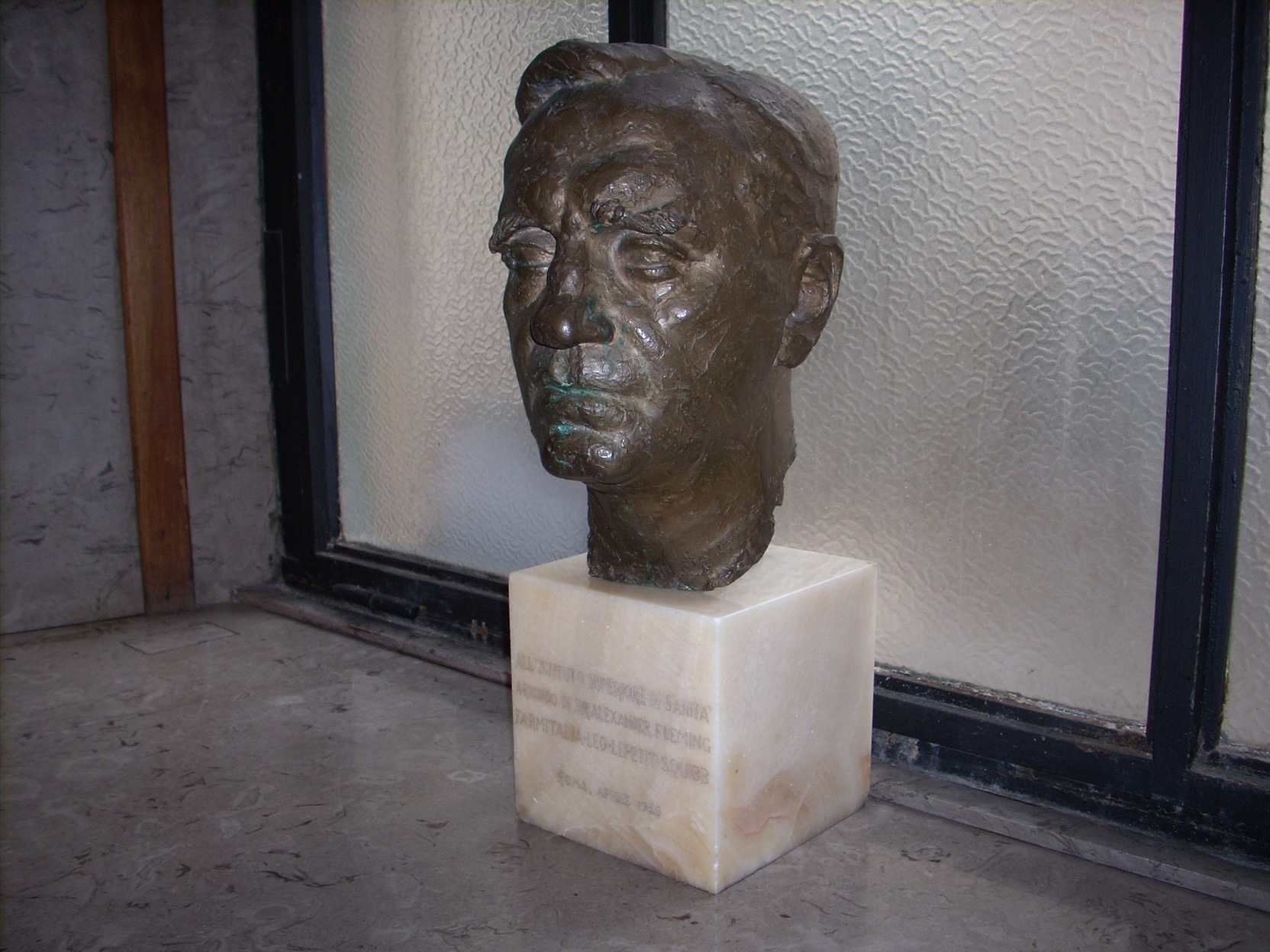 Alexander Fleming bust, Istituto Superiore di Sanità, Rome.JPG